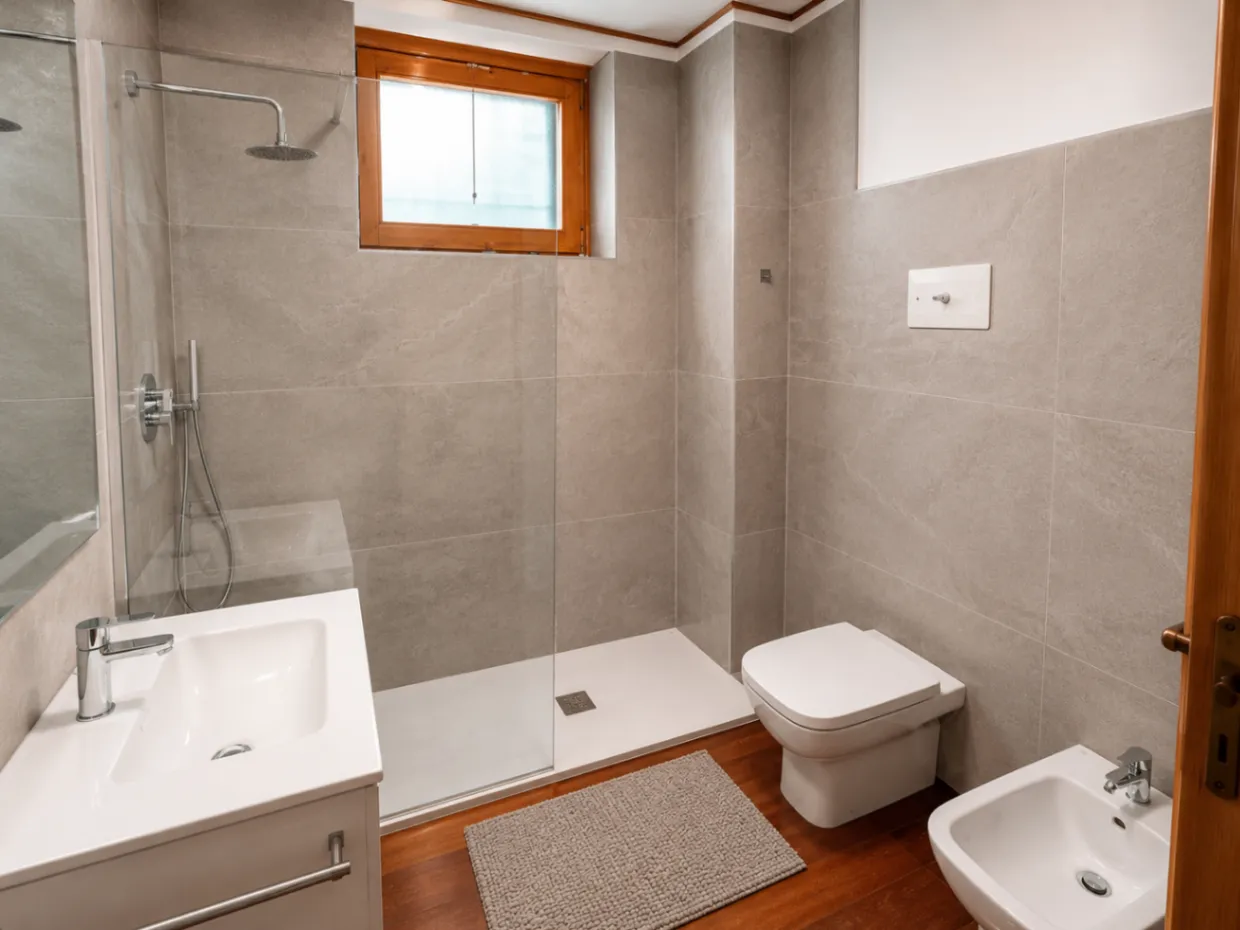 Badezimmer mit Dusche