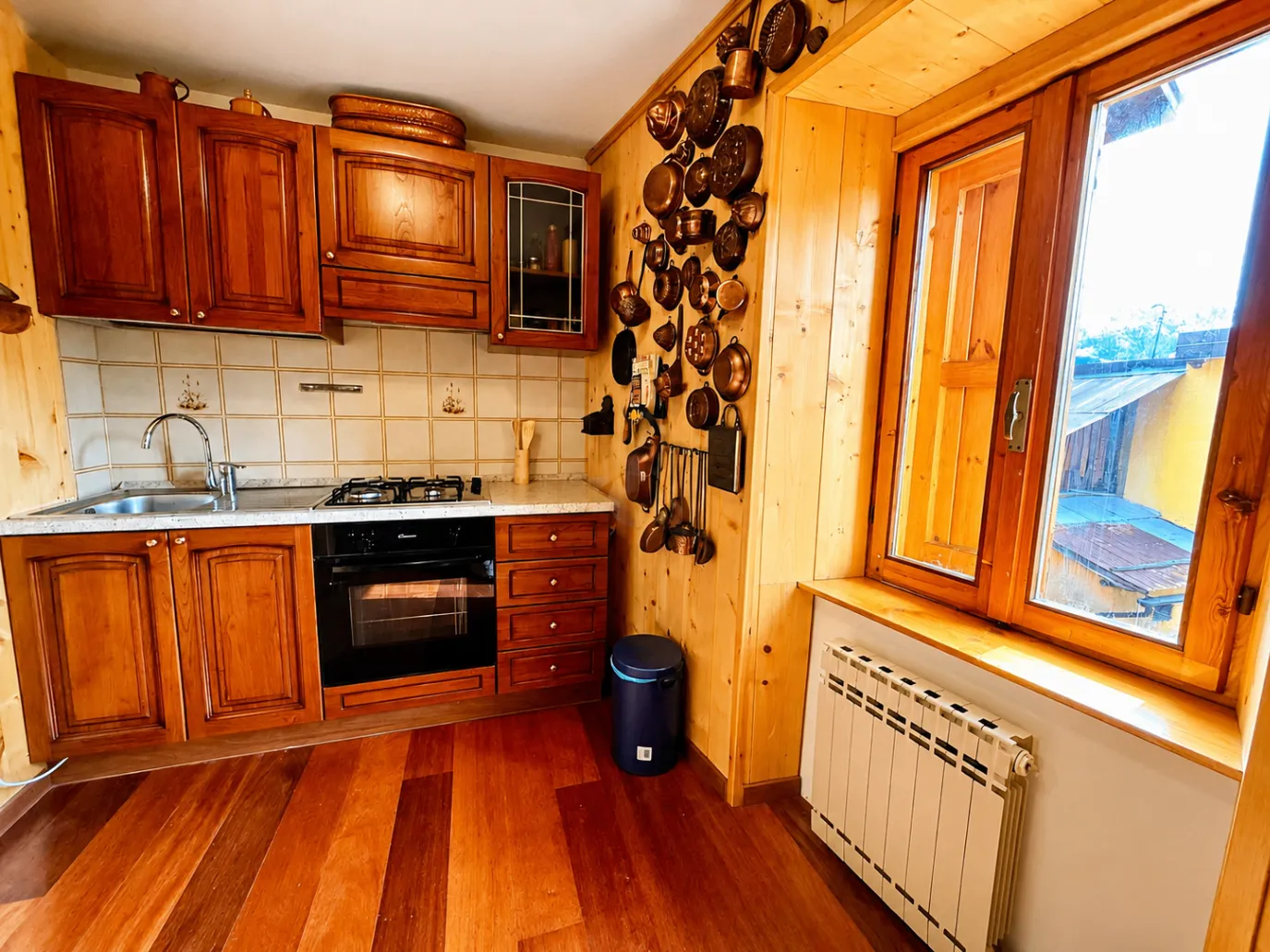 Cucina con collezione di rami in rame