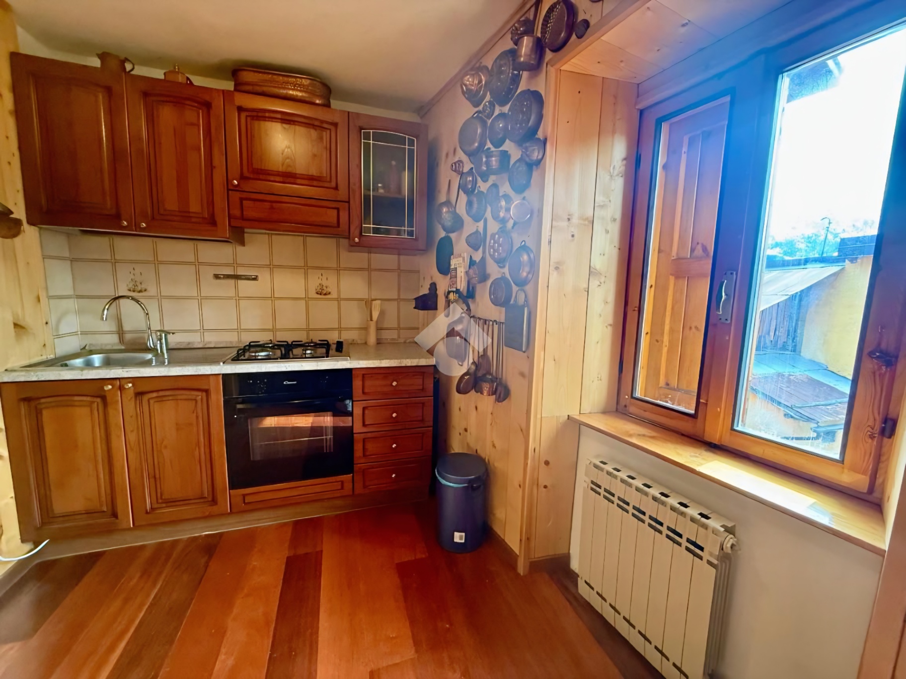 Cucina con collezione di rami in rame