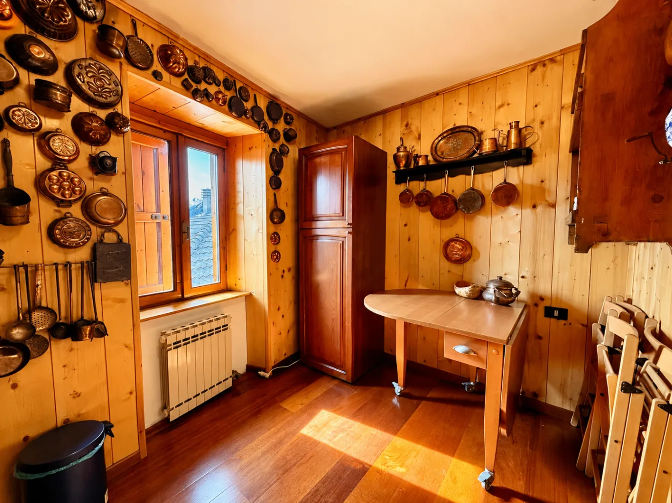 Cucina con collezione di rami in rame